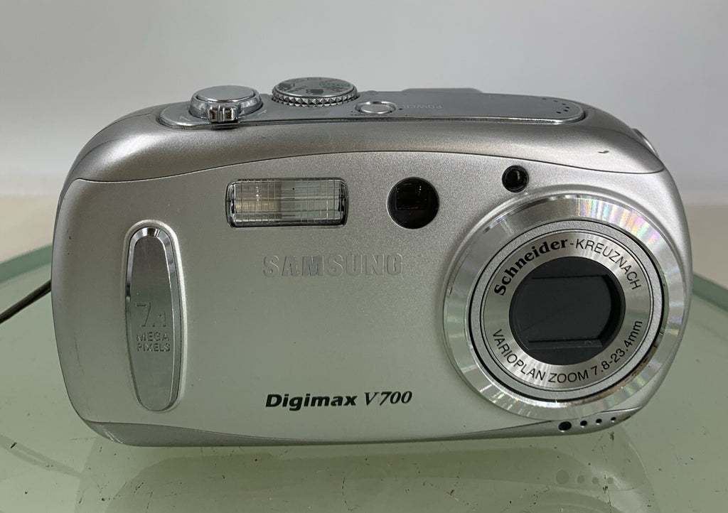 Samsung Digimax V700 7.1MP COMPACT DIGITAL CAMERA SILVER +CHARGER TESTED - 2291