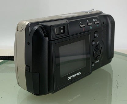 Olympus Camedia C-990 Zoom 2.1MP DIGITAL CAMERA SILVER WITH COVER TESTED - 3464
