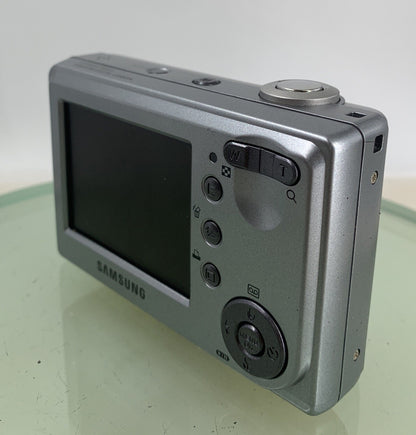 Samsung Digimax D53 5.0 MP WITH COVER Digital Camera Silver - TESTED - 2626