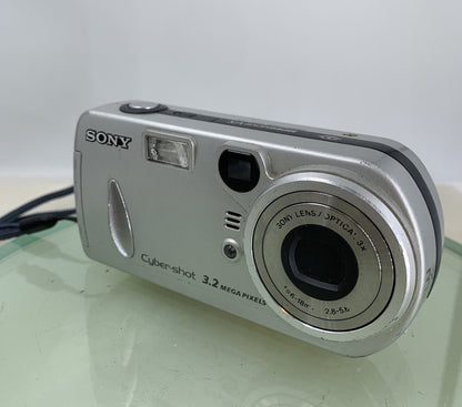 Sony Cybershot SMART ZOOM camera DSC-P72 3.2 MEGAPIXELS NO SD CARD - TESTED- 8401