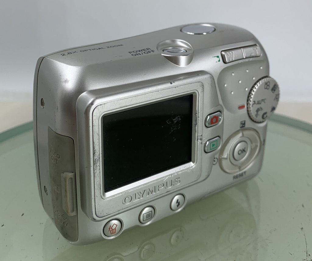 OLYMPUS X-715 5.0MP COMPACT DIGITAL CAMERA SILVER NOCARD NO CHARGER TESTED - 444