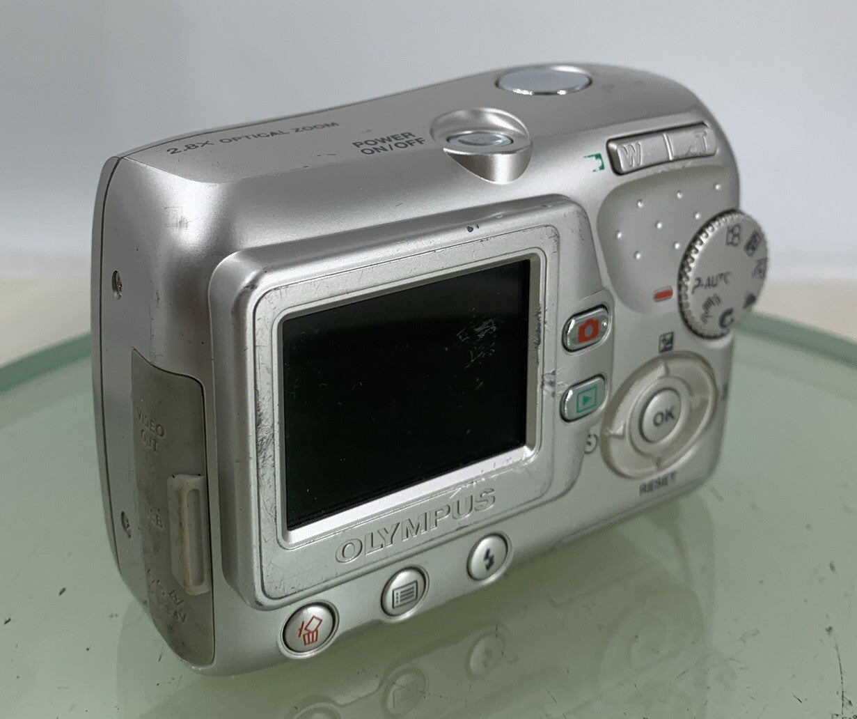 OLYMPUS X-715 5.0MP COMPACT DIGITAL CAMERA SILVER NOCARD NO CHARGER TESTED - 444
