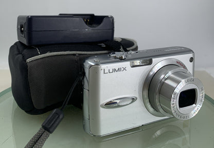Panasonic Lumix DMC-FX01 6mp Digital Camera SILVER +CHARGER +COVER TESTED - 3200