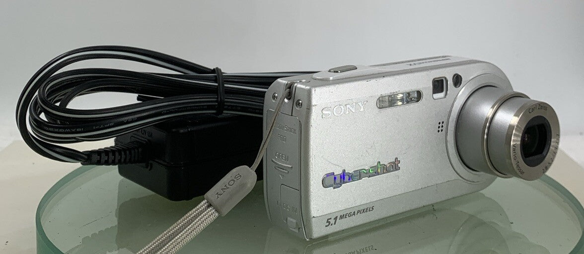 Sony Cyber Shot DSC-P100 5.1 Megapixel DIGITAL CAMERA WITH CHARGER TESTED - 4460