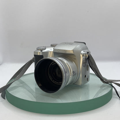 FUJI Fujifilm FinePix S304 DIGITAL CAMERA 3.2 MP LCD SCREEN, BAG, 1GB XD CARD3