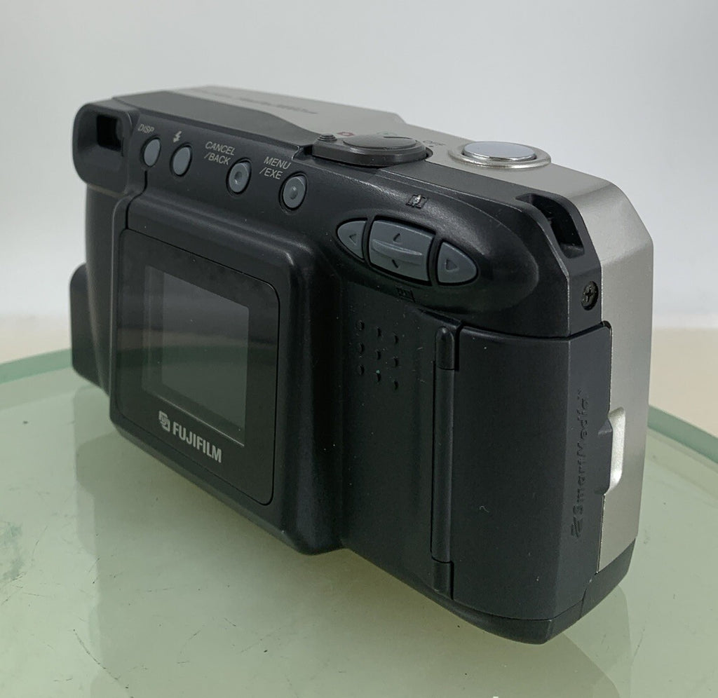 Fujifilm Digital Camera FinePix 1400 Zoom 1.3MP + 64MB CARD SILVER TESTED - 8466