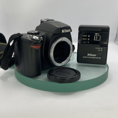 Nikon D40 Digital SLR Camera - Black, TESTED Body only with charger, battery #880