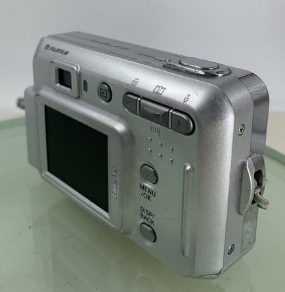 Fujifilm COMPACT DIGITAL CAMERA FinePix A500 5.1MP Silver NO CARD - TESTED - 5156