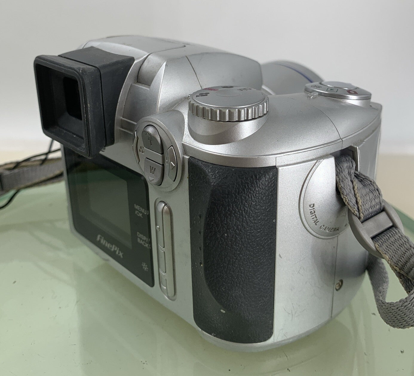 Fujifilm FINEPIX S3500 4.0MP COMPACT DIGITAL CAMERA SILVER NO CARD TESTED - 3496