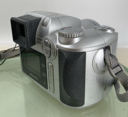 Fujifilm FINEPIX S3500 4.0MP COMPACT DIGITAL CAMERA SILVER NO CARD TESTED - 3496
