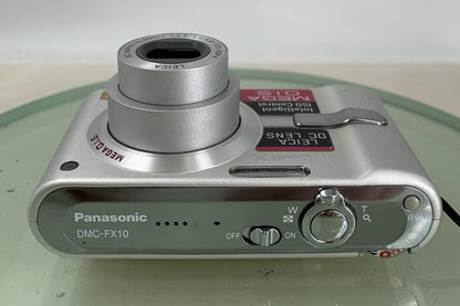 Panasonic LUMIX DMC-FX10 COMPACT DIGITAL CAMERA SILVER + CHARGER TESTED - 227