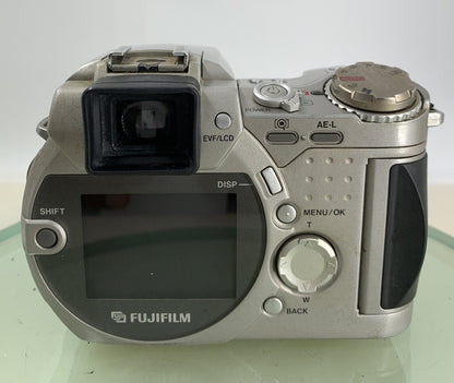 Fujifilm Finepix 4900 6x Zoom SILVER DIGITAL CAMERA NO CHARGER TESTED - 3185