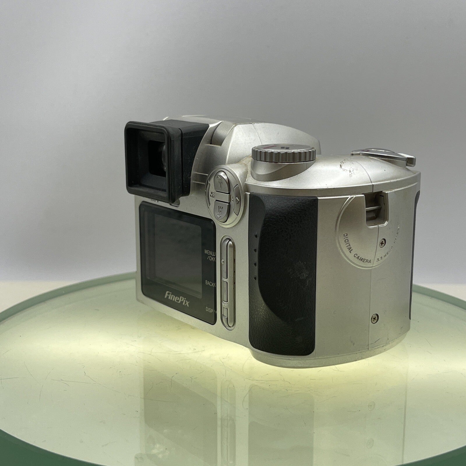 FUJI Fujifilm FinePix S304 DIGITAL CAMERA 3.2 Megapixels Tested Takes AA #7095
