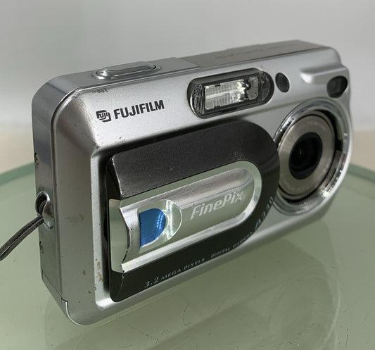 Vintage Fujifilm FinePix Digital Camera A330 3.2MP DOTS ON SCREEN TESTED - 1600