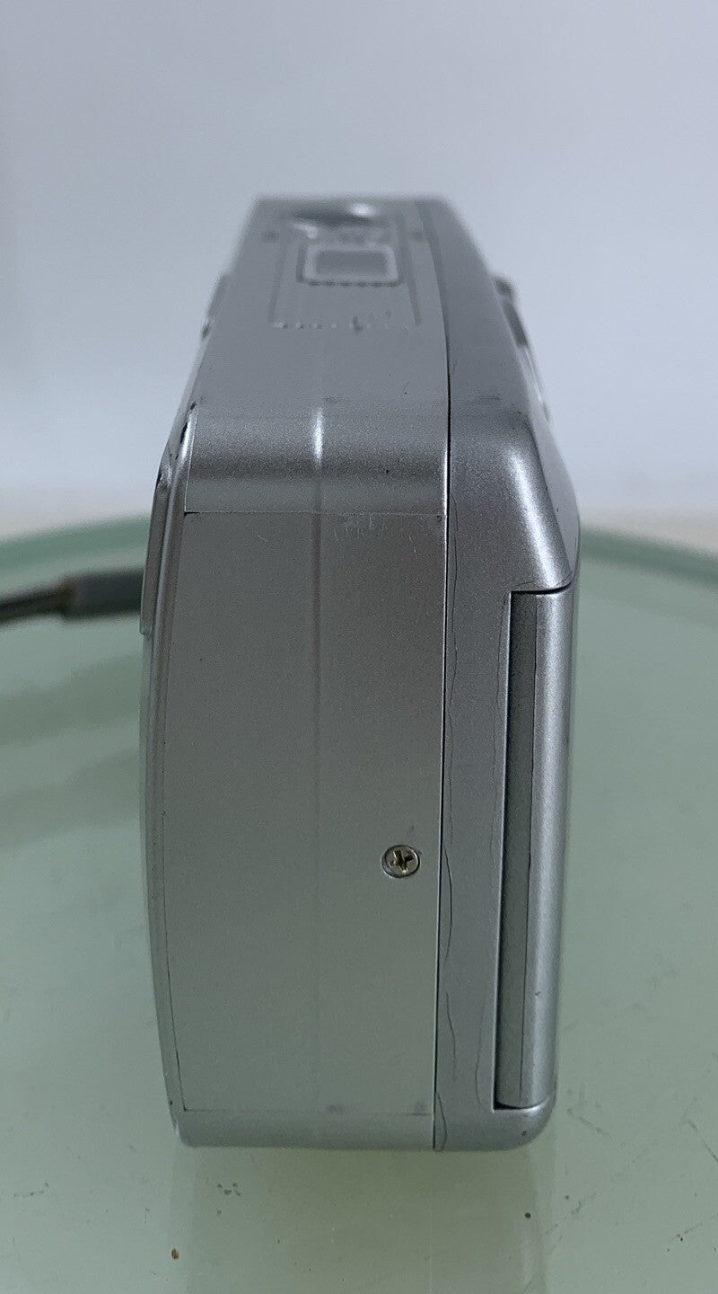 Fujifilm FinePix S AUTOFOCUS COMPACT DIGITAL CAMERA SILVER NO CARD TESTED - 6763