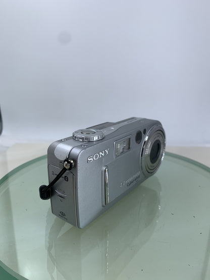 SONY Cybershot DSC-P9 Digital Camera SILVER 4MP + CHARGER + WIRE TESTED - 6802