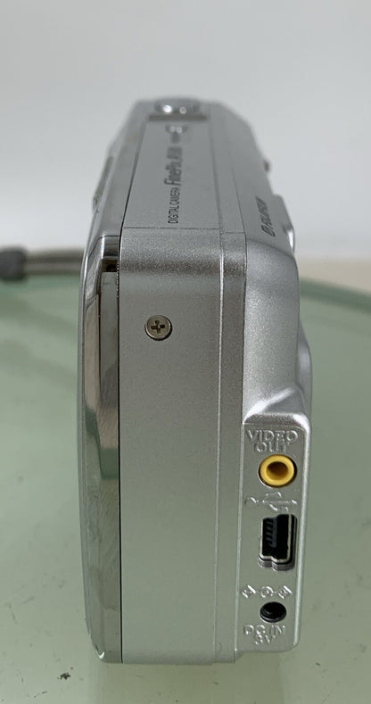 Fujifilm FINEPIX DIGITAL CAMERA A500 5.1MP NO SD CARD SILVER TESTED - 353