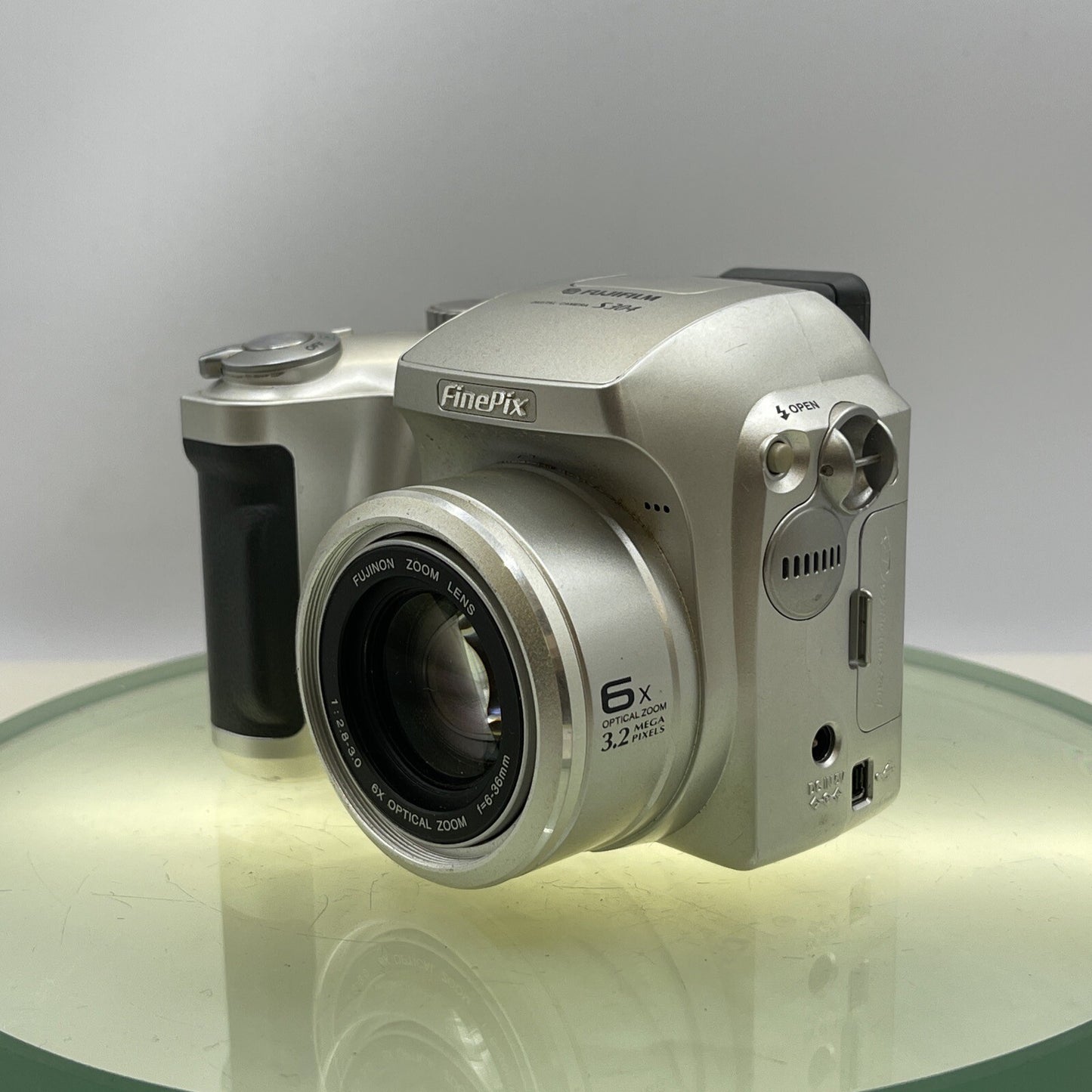 FUJI Fujifilm FinePix S304 DIGITAL CAMERA 3.2 Megapixels Tested Takes AA #7092