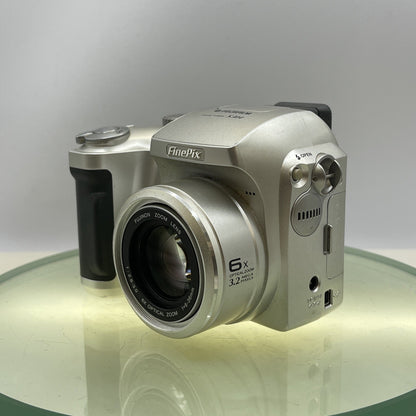 FUJI Fujifilm FinePix S304 DIGITAL CAMERA 3.2 Megapixels Tested Takes AA #7092