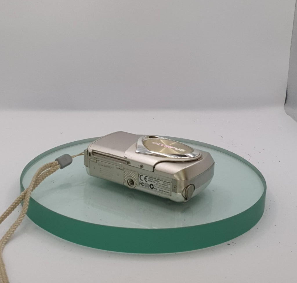 Olympus Mju 400 digital camera in good condition with charger and battery #9955